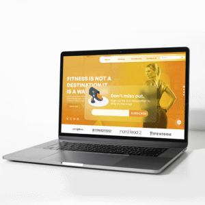 design de page d'acceuil d'un site de sport ou de bien etre , incluant un formulaire d'inscription et des partenaires comme STRIOTEC et FIRESTONE